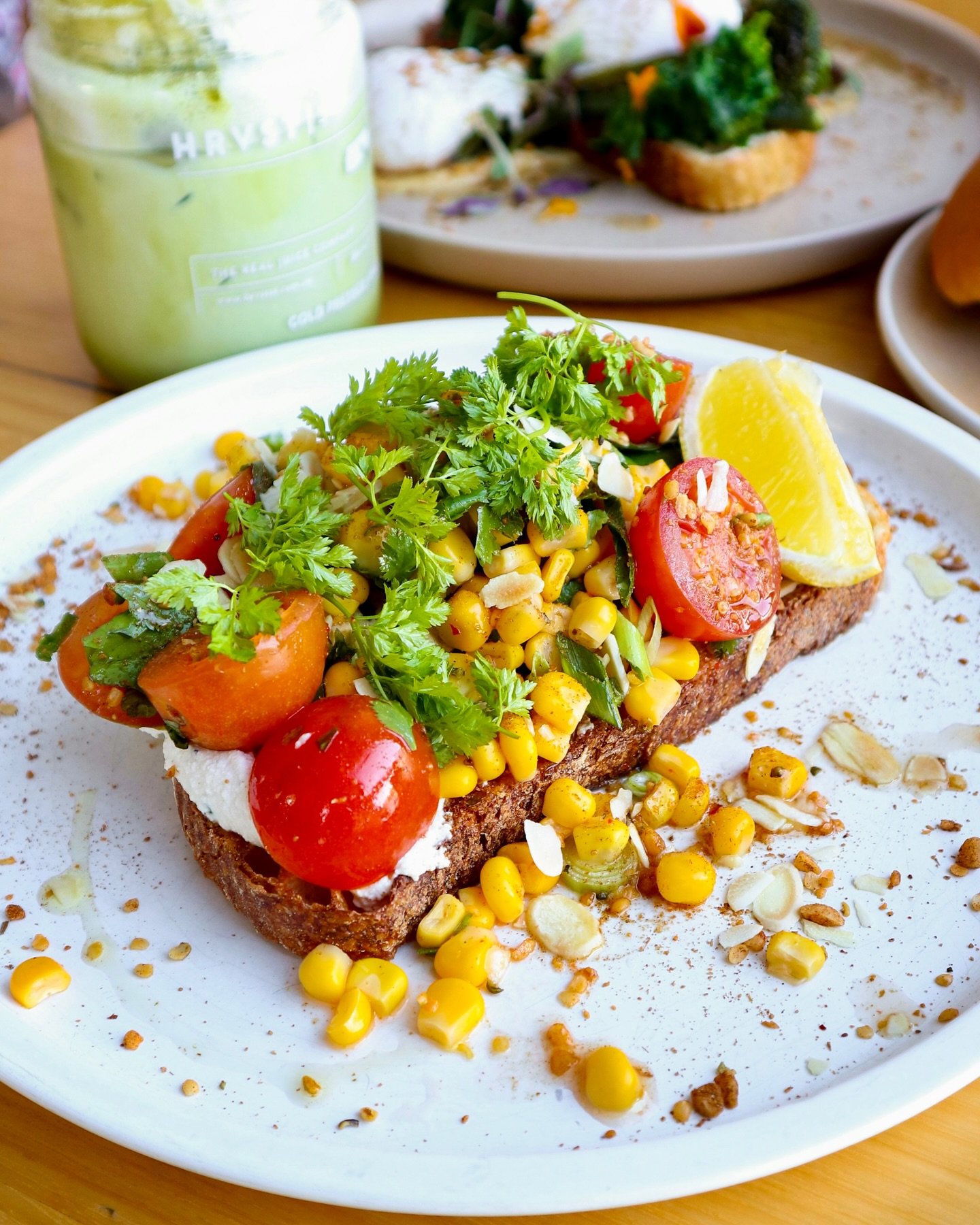 The Avo can do no wrong 🙂&zwj;&harr;️✋
Cherry tomatoes, corn salsa, citrus soy ricotta, fresh herbs, avocado, dukkah, chilli lime and almonds on a toasted sourdough.
#CafeMonstera #sydneybrunch #sydneycafe #sydneybreakfast #cafes #waterfrontdining